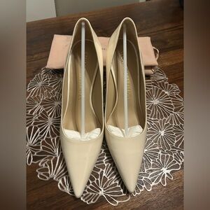 New beautiful Stuart Weitzman beige patent leather pumps.
3 1/2” heel.
Size 10